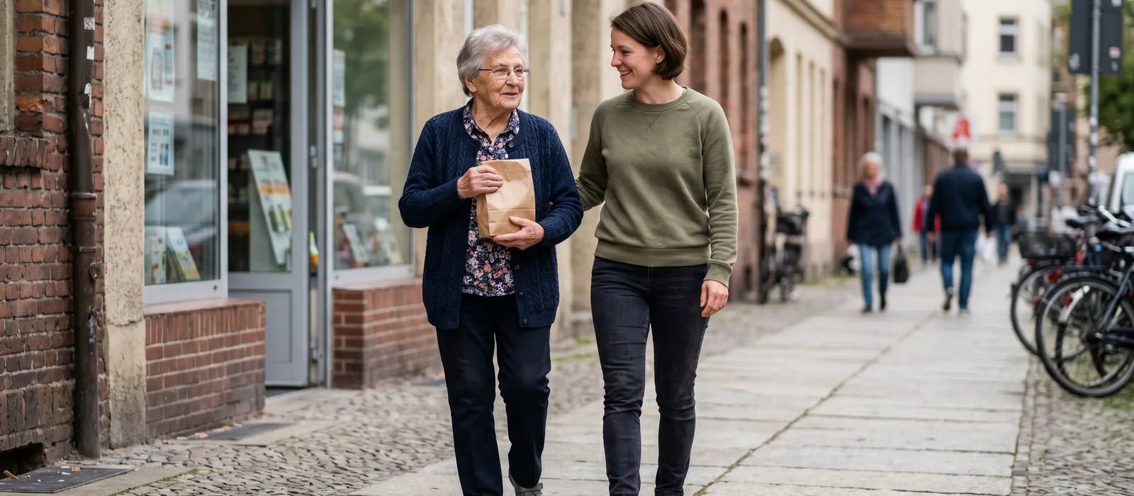 Alltagshilfe in Dresden-Pieschen: Unterstützung vor Ort | Sonnenseite Alltagshilfen Seniorin und Begleiterin laufen gemeinsam durch eine Straße im Stadtviertel – Alltagshilfe in Dresden-Pieschen.