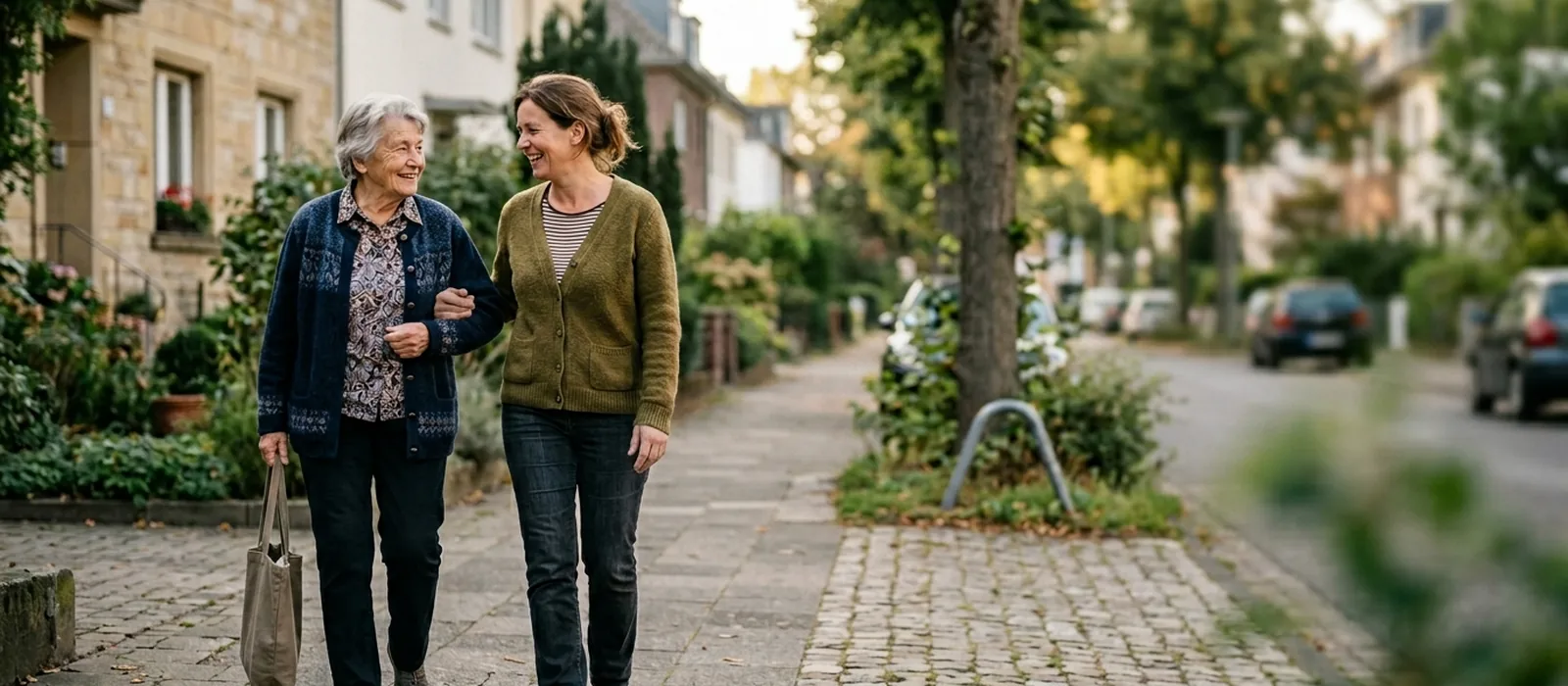 Alltagshilfe in Dresden-Reick: Unterstützung vor Ort | Sonnenseite Alltagshilfen Begleiterin läuft mit älterem Paar durch ruhige Straße – Alltagshilfe und Begleitung in Dresden-Reick.